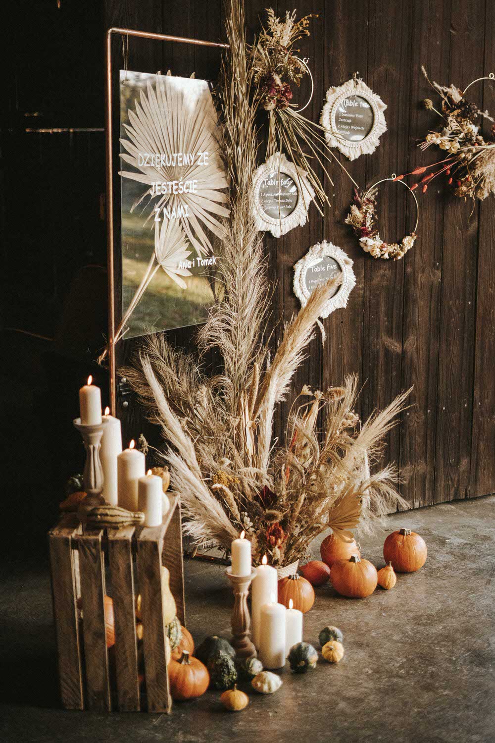 sesja boho fotografia ślubna stodoła rustykalnie retro folwark stylizacja pani młoda pan młody