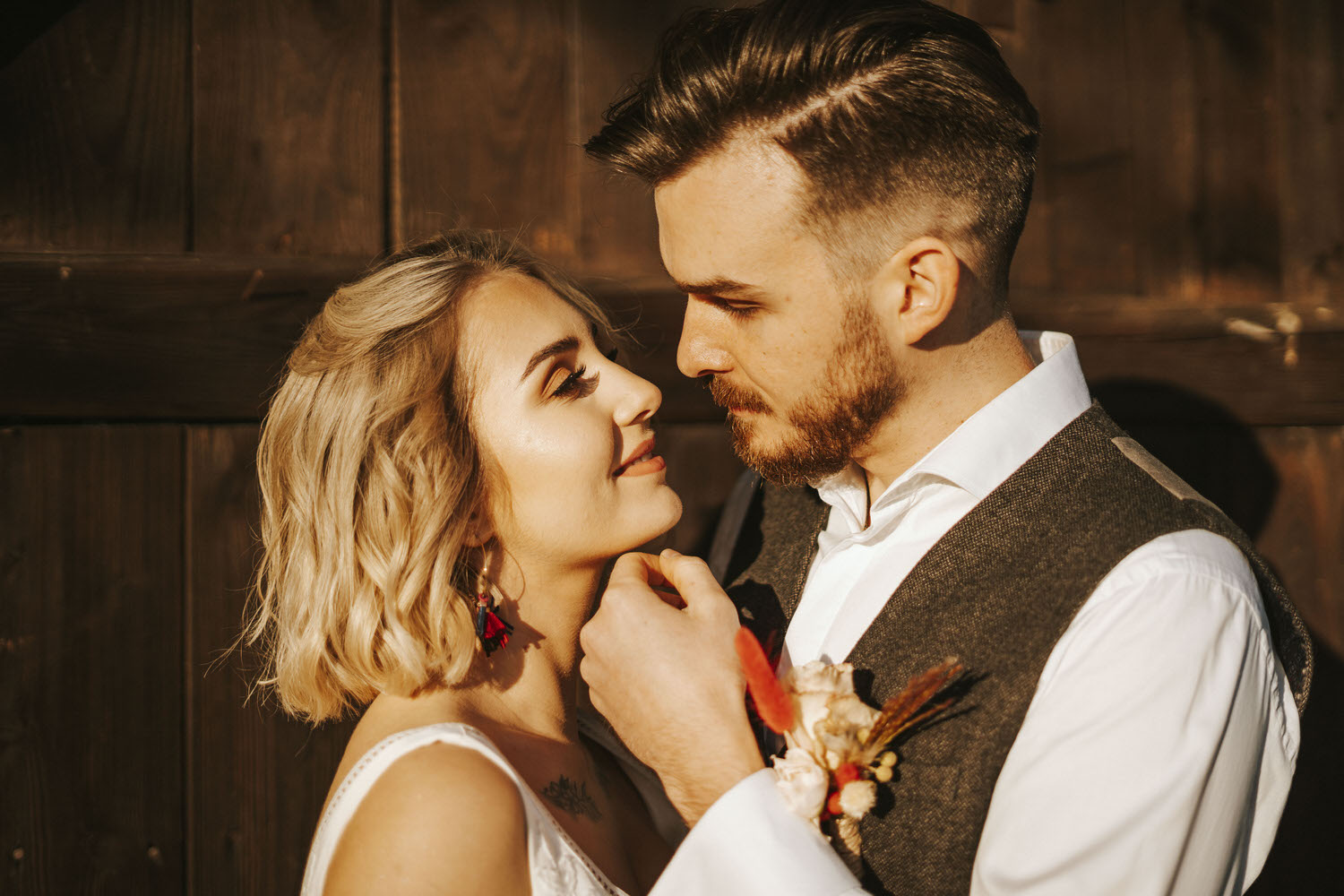 sesja boho fotografia ślubna stodoła rustykalnie retro folwark stylizacja pani młoda pan młody